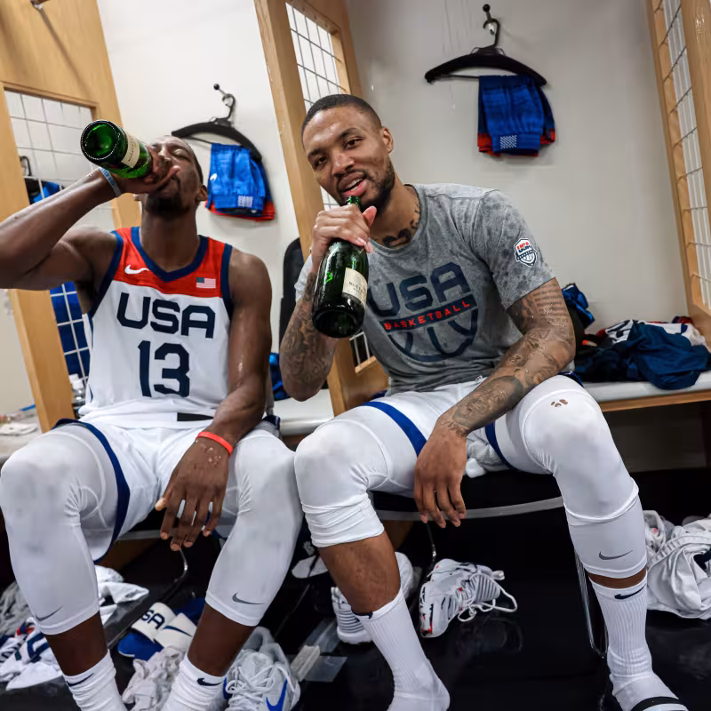 Damian Lillard y Bam Adebayo celebrando la medalla de oro de Tokio 2021.