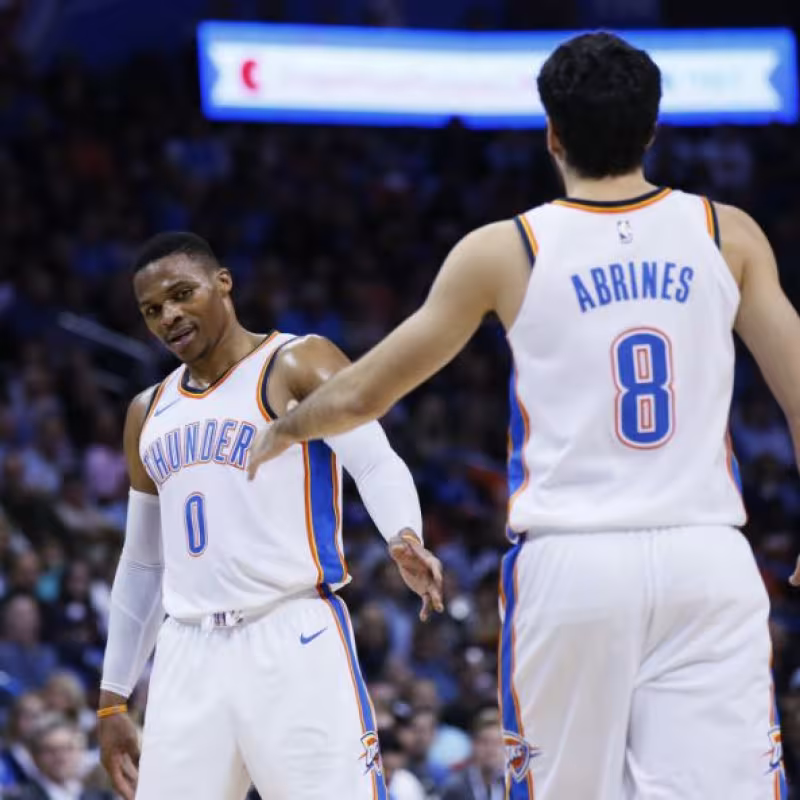 Russell Westbrook y Alex Abrines | Foto: AP