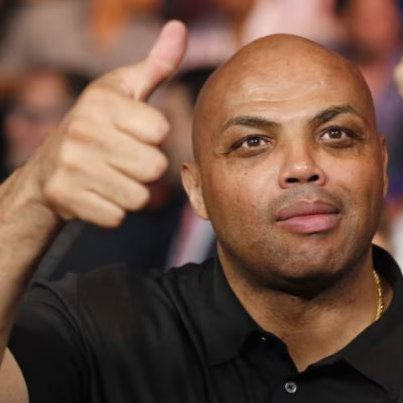 Barkley: "Si Simmons mejora su tiro en suspensión será uno de los mejores"