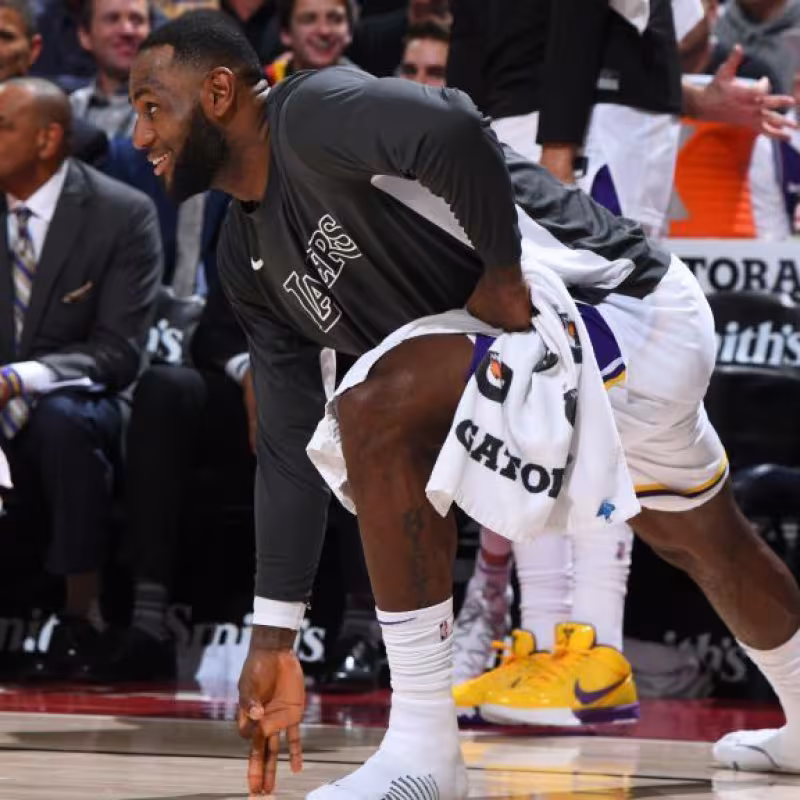 LeBron James la 'lía' con una toalla y regala sus zapatillas