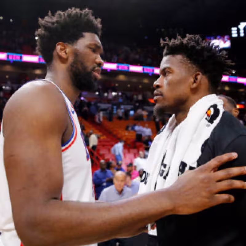 Butler intenta atraer a Embiid que responde lacónico