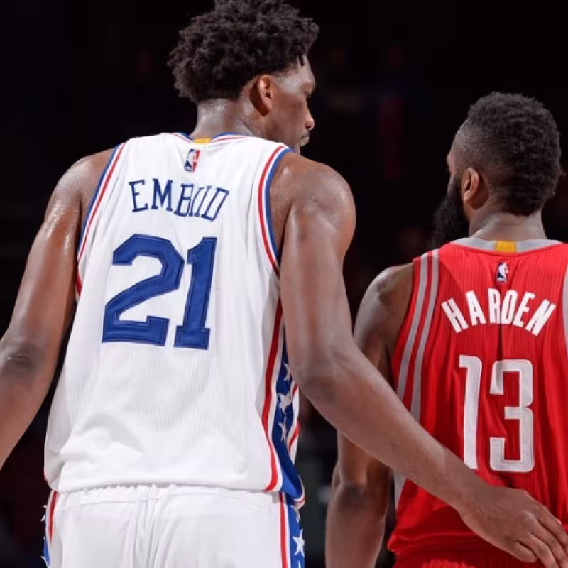 Joel Embiid y James Harden, jugadores de Philadelphia 76ers y Houston Rockets.