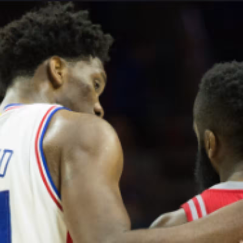 Joel Embiid y James Harden como rivales en un partido.
