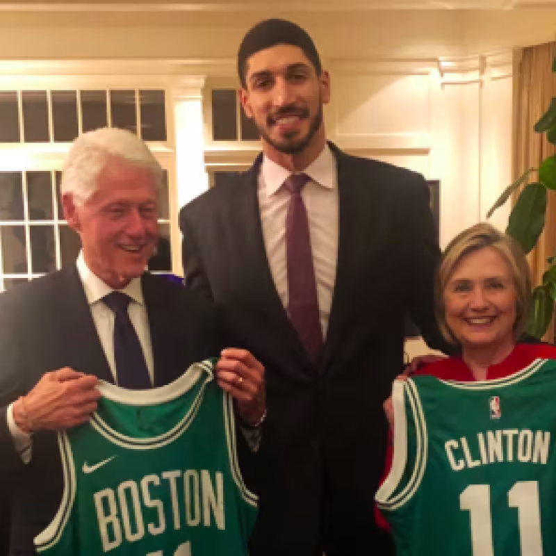 Kanter les regala a los Clinton una camiseta de los Celtics 