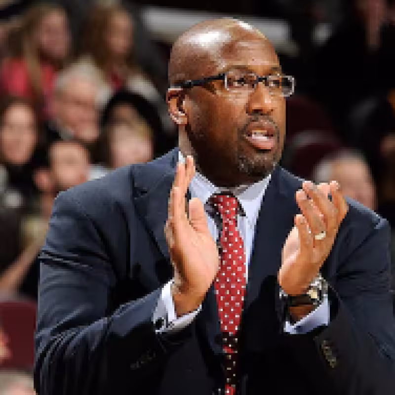 El asistente de Golden State, Mike Brown, tuvo una entrevista de entrenador de los Clippers