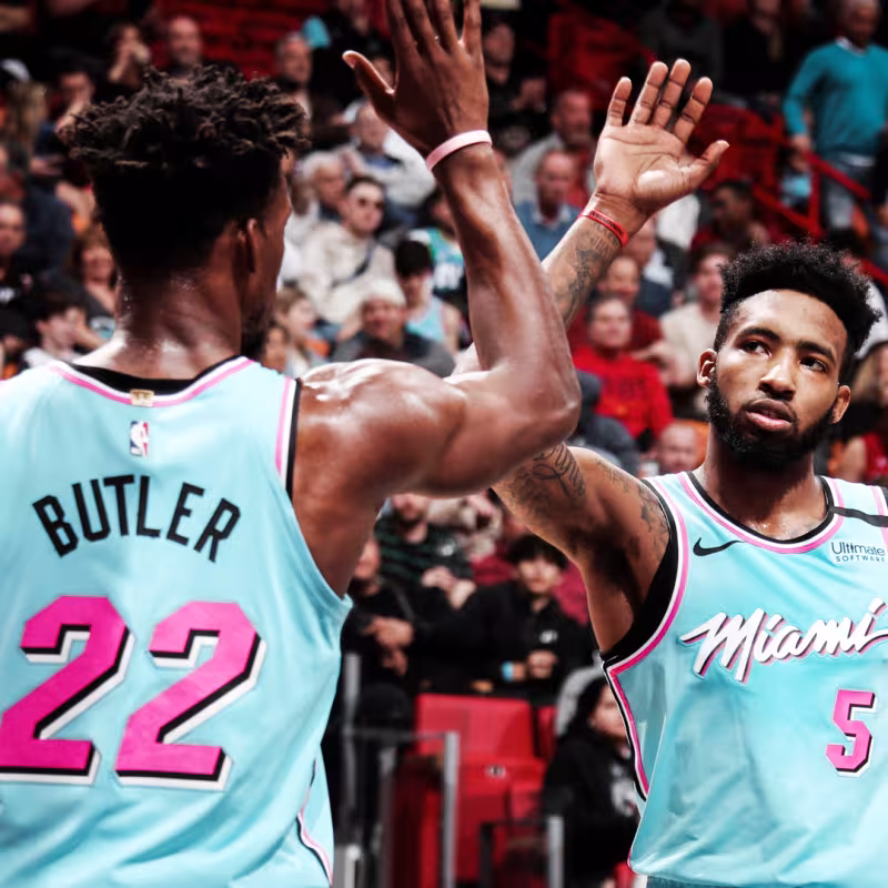 Jimmy Butler y Derrick Jones Jr., jugadores de Miami Heat.