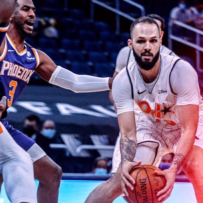 Vídeo: La impresionante canasta de Evan Fournier que le dio la victoria a Orlando frente a los Suns (111-112)