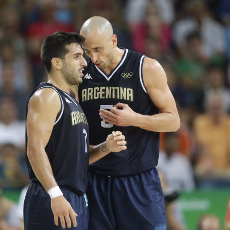 Facu Campazzo, en un partido Argentina-USA, junto a Ginóbili y Anthony.