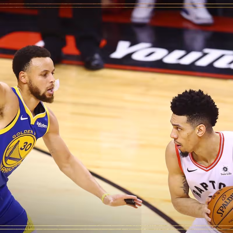 Stephen Curry y Danny Green durante el Game 2 de las Finales.
