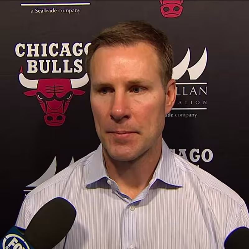 Fred Hoiberg no entrenará más a los Bulls.
