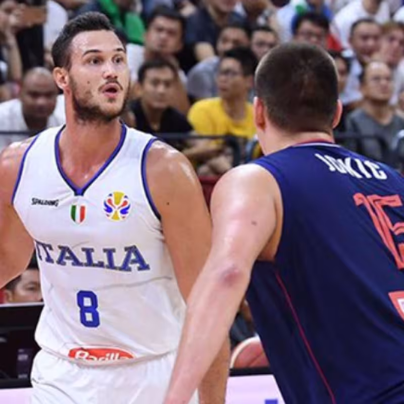 Gallinari, frente a Jokic, en el Italia-Serbia.