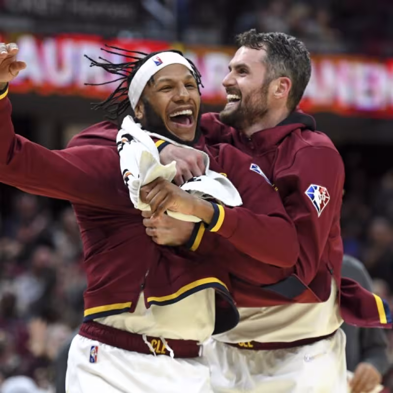 Hornets aprovecha la peor versión de los Mavs y Cleveland Cavaliers suma y sigue