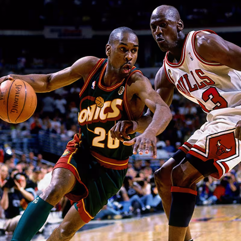 Gary Payton, frente a Michael Jordan en un Sonics-Bulls.