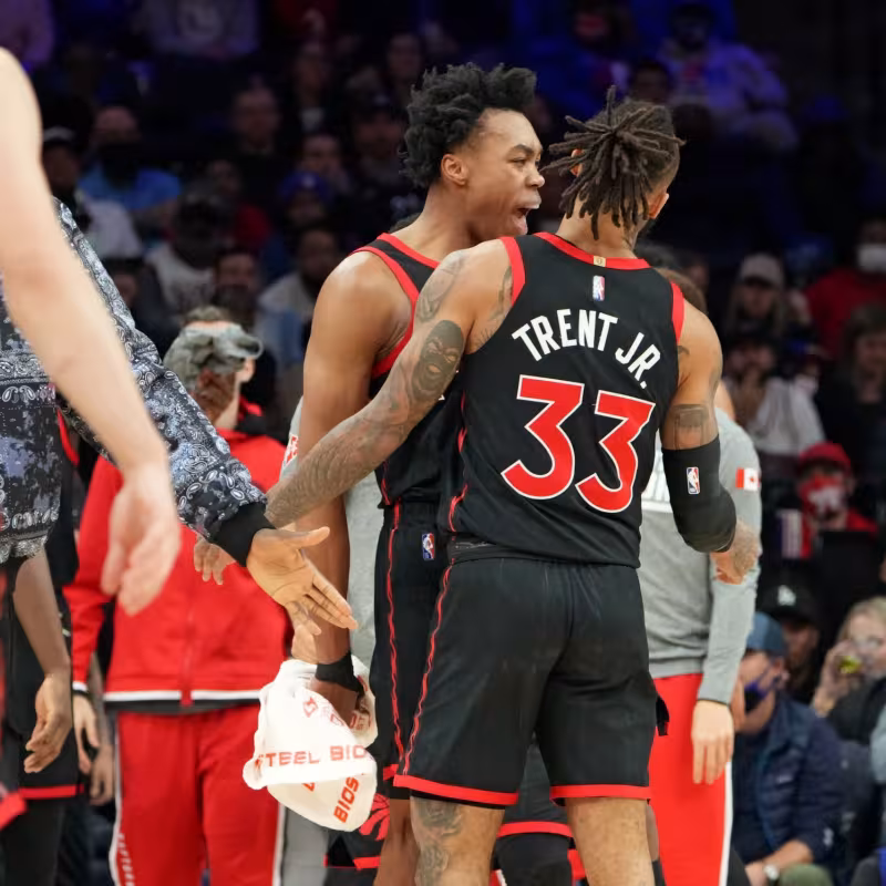 Gary Trent Jr y Scottie Barnes, jugadores de Toronto Raptors.