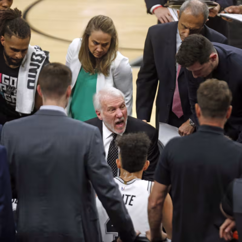Popovich dando órdenes | Foto: getty images