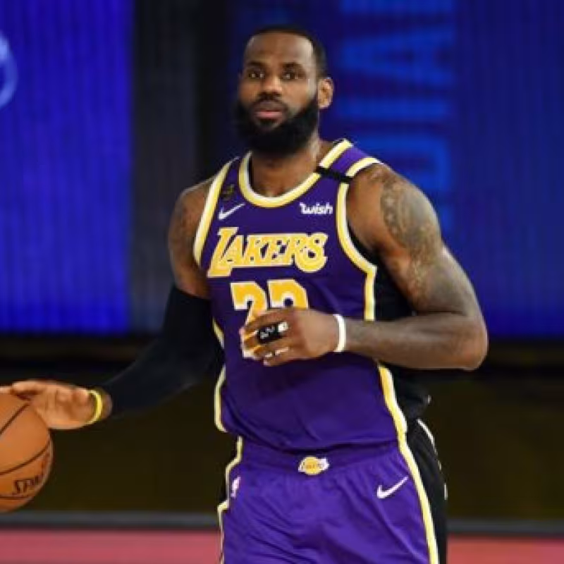 LeBron James admite que todavía se está adaptando a jugar sin aficionados