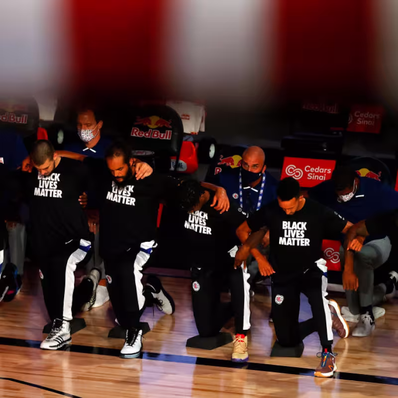 Donald Trump califica como “vergonzoso” que los jugadores se arrodillen durante el himno