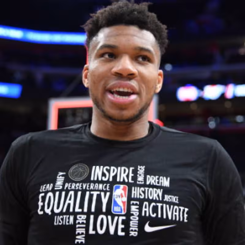 Antetokoumpo no baja el ritmo y sigue subiendo sus promedios