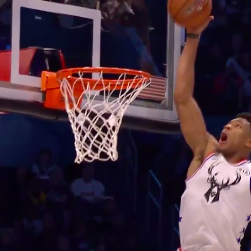 La increíble canasta que sólo puede meter Giannis Antetokounmpo