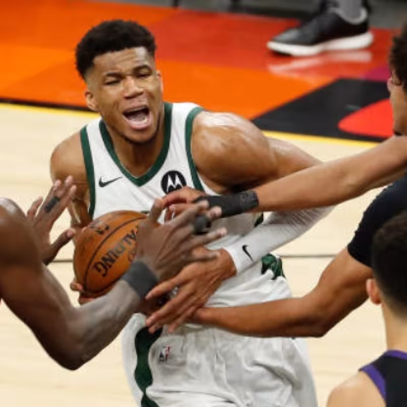 Giannis Antetokounmpo frente a los jugadores de Phoenix Suns. Foto: Getty Images