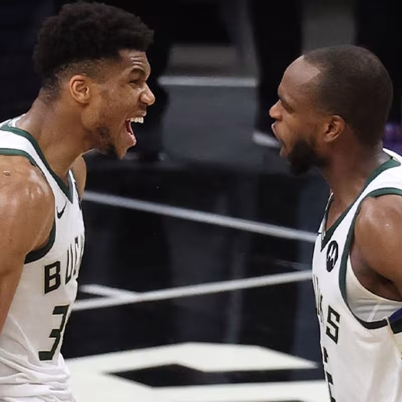 Giannis Antetokounmpo y Khris Middleton, jugadores de Milwaukee Bucks.