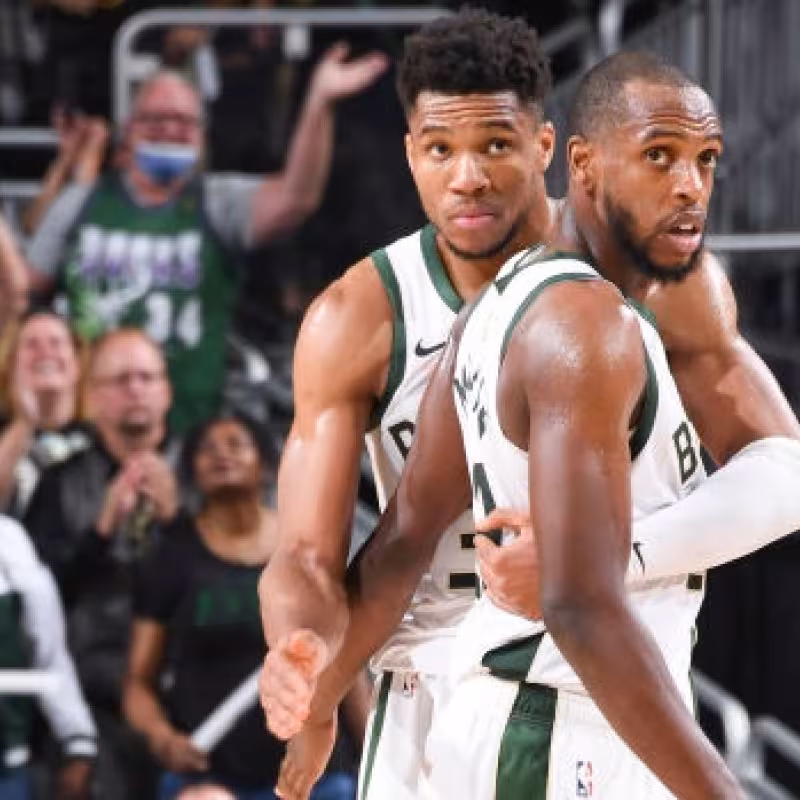 Giannis Antetokounmpo y Khris Middleton, jugadores de Milwaukee Bucks.
