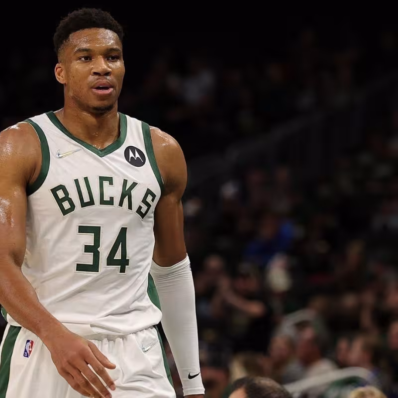 Antetokounmpo hace historia e iguala a Kareem Abdul-Jabbar en un récord de Milwaukee de playoffs