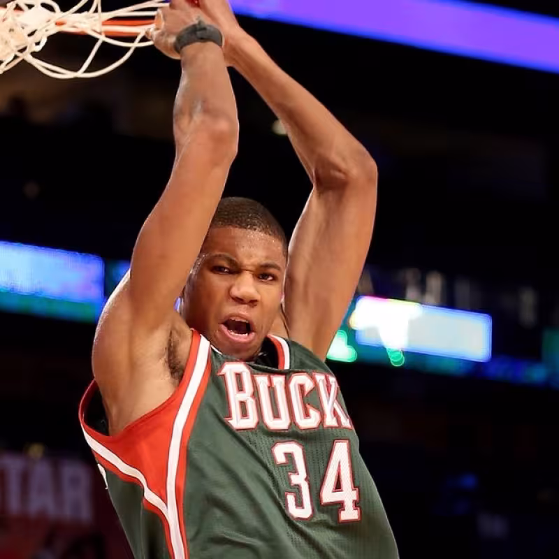 Giannis Antetokounmpo durante la temporada 2013/14 de la NBA.