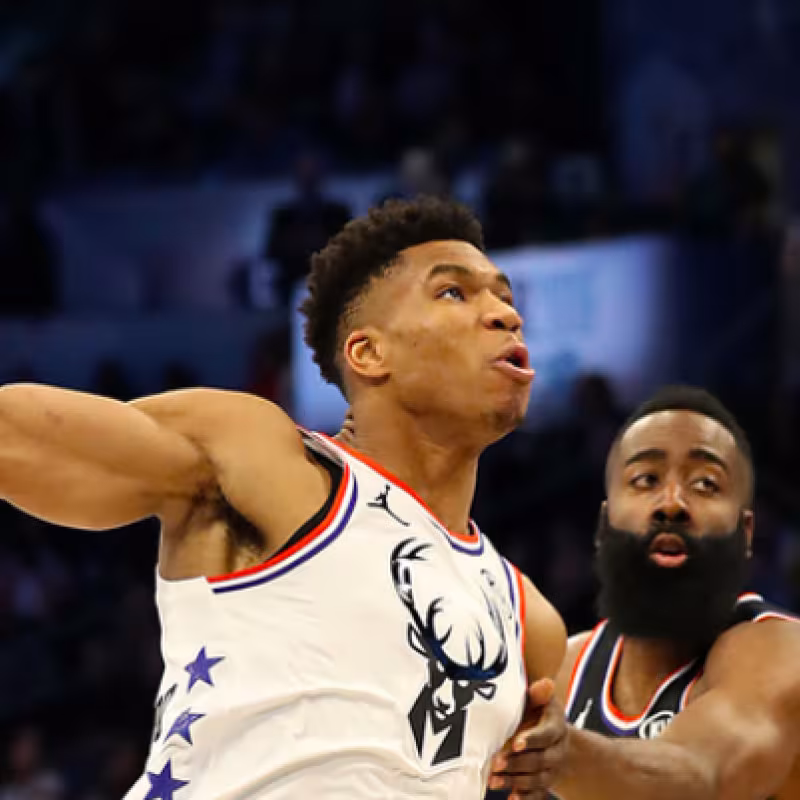 Giannis Antetokounmpo ataca la canasta rival ante James Harden.