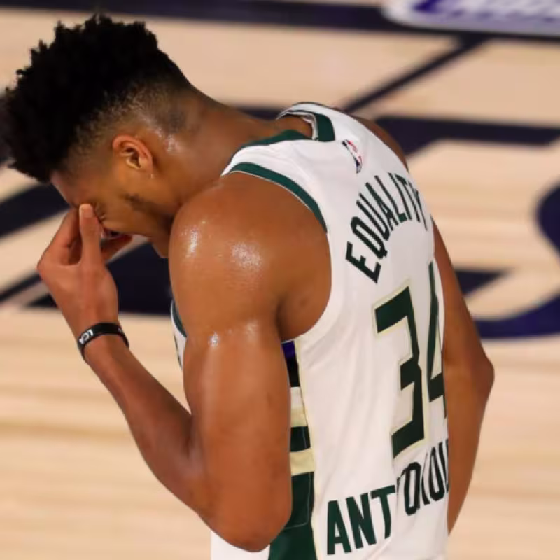 ¿Hubo falta en la acción de Antetokounmpo ante Jimmy Butler que decidió el Heat-Bucks? Juzgad por vosotros mismos: