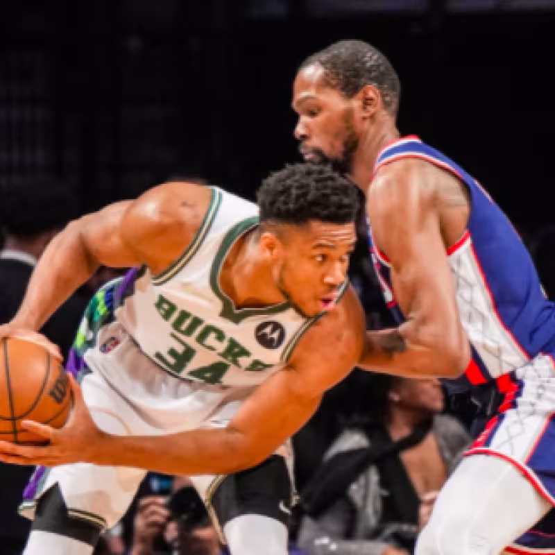 Giannis Antetokounmpo, frente a Kevin Durant, en el Bucks-Nets.