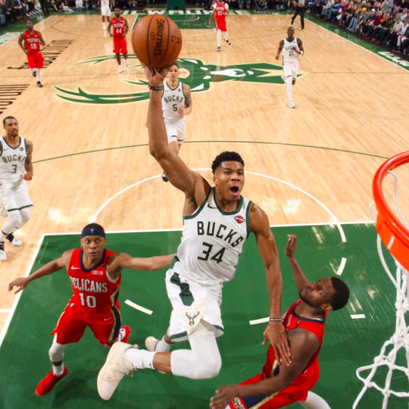 Giannis Antetokounmpo machaca el aro rival.