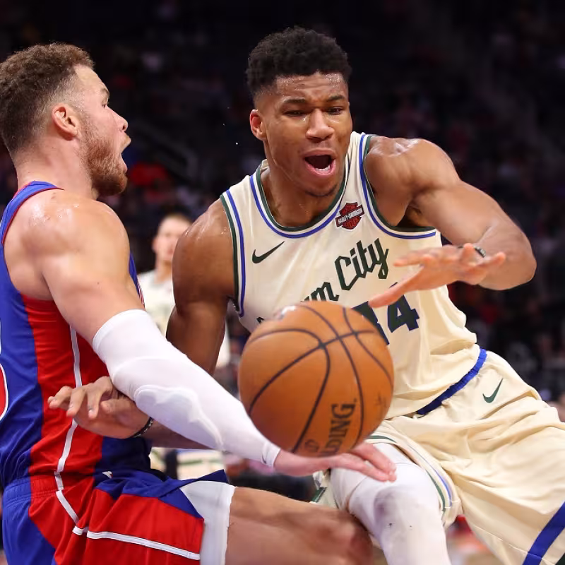 Giannis Antetokounmpo, ante Blake Griffin en un Pistons-Bucks.