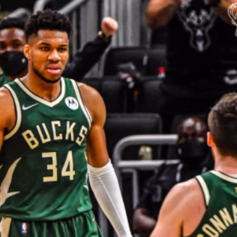 La locura de partido de Giannis Antetokounmpo en el triunfo de los Bucks