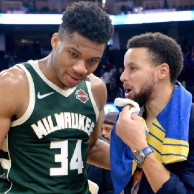 Giannis Antetokounmpo y Stephen Curry, jugadores de la NBA.