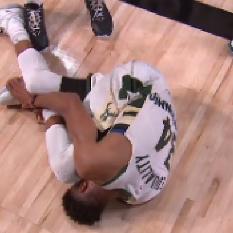 Giannis Antetokounmpo llega con una bota de protección al pabellón