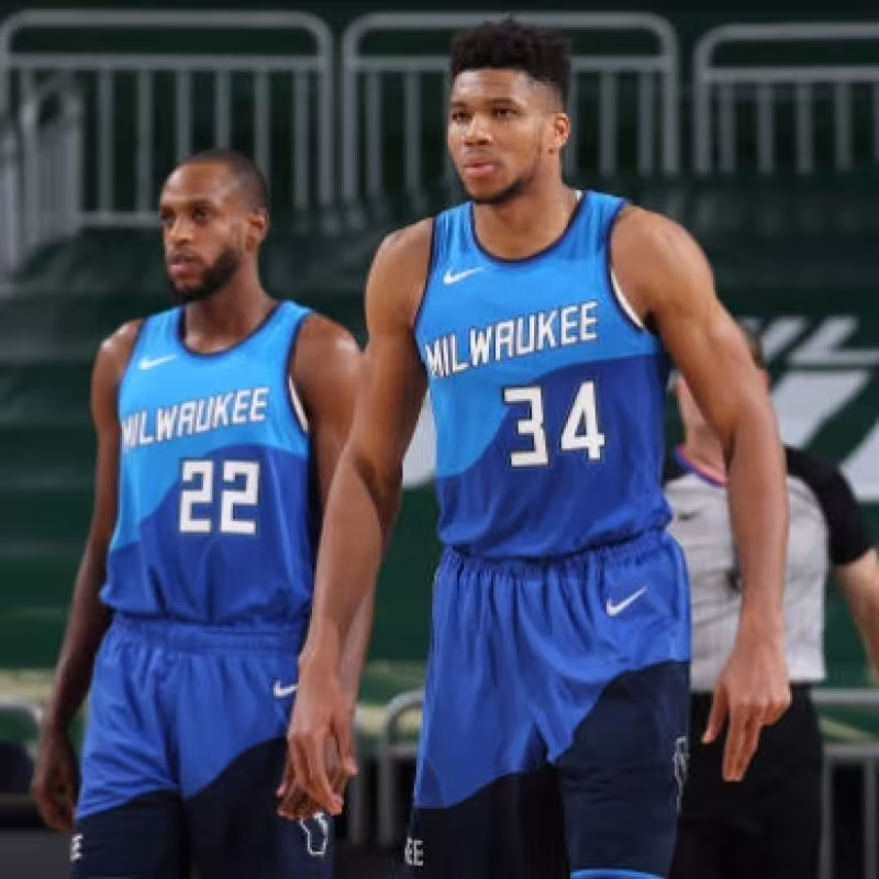 Giannis Antetokounmpo y Khris Middleton, jugadores de Milwaukee Bucks.