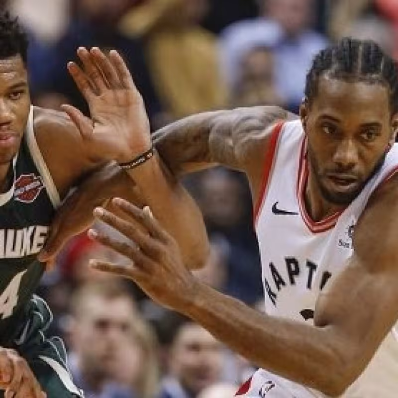 Giannis Antetokounmpo y Kawhi Leonard durante la última Final de Conferencia.