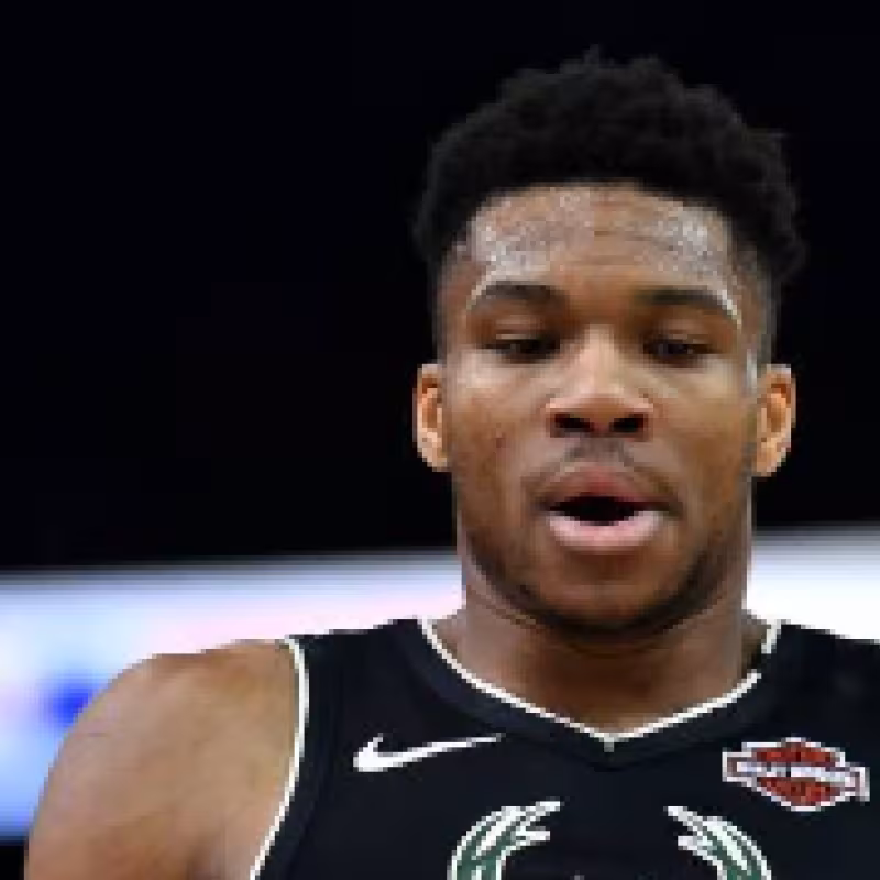 Giannis Antetokounmpo en un partido con los Milwaukee Bucks.