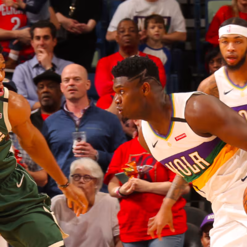 Zion Williamson, frente a Giannis Antetokounmpo.