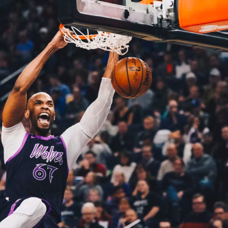 Los nuevos Wolves ganan a los Blazers y confirman su fortaleza en casa