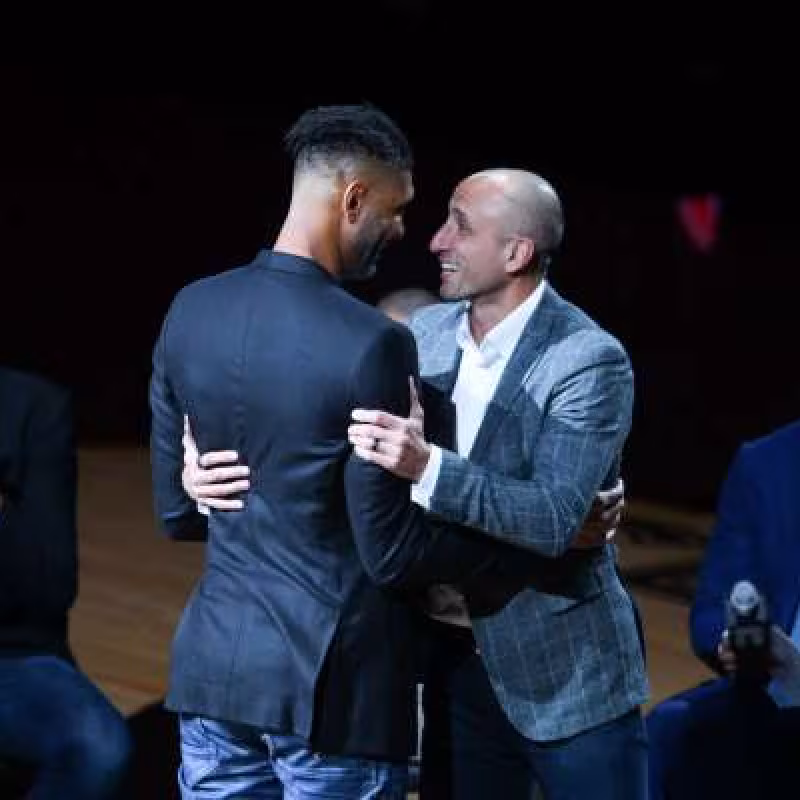 Tim Duncan y Manu Ginóbili, en el homenaje de este último.