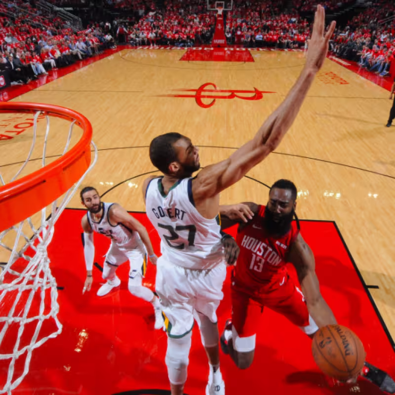Harden penetra a canasta pese a la oposición de Gobert.