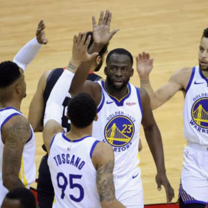 Algunos jugadores de los Warriors celebran una canasta "Foto: MSN.com"