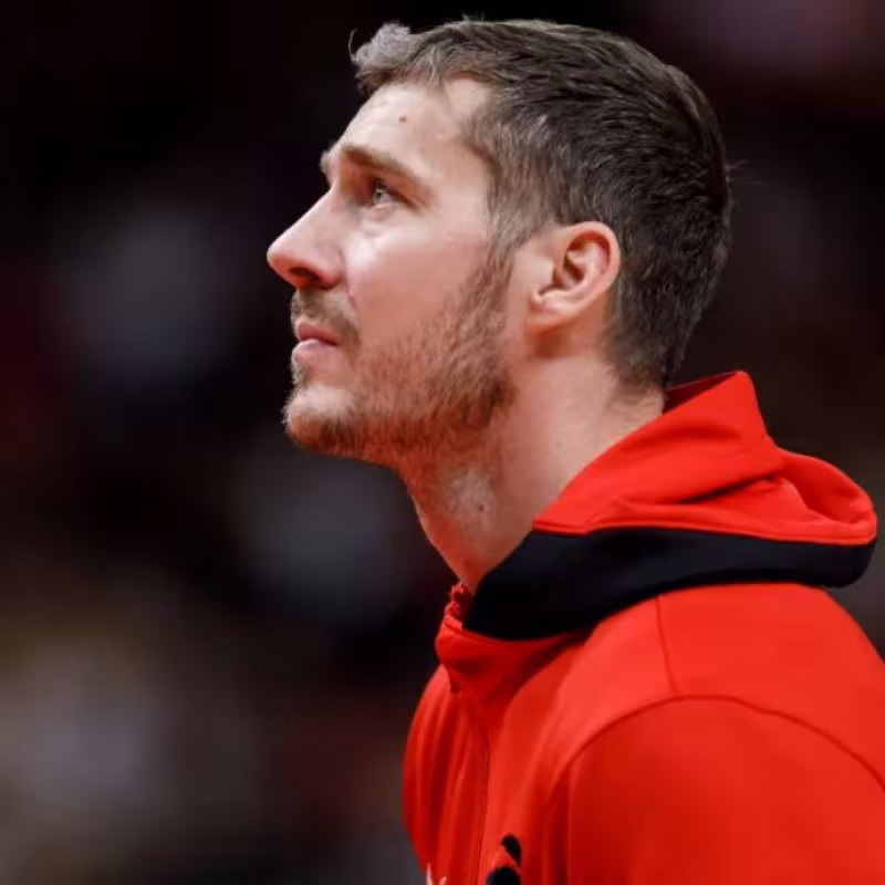 Goran Dragic mira al cielo "Foto: Fansided"