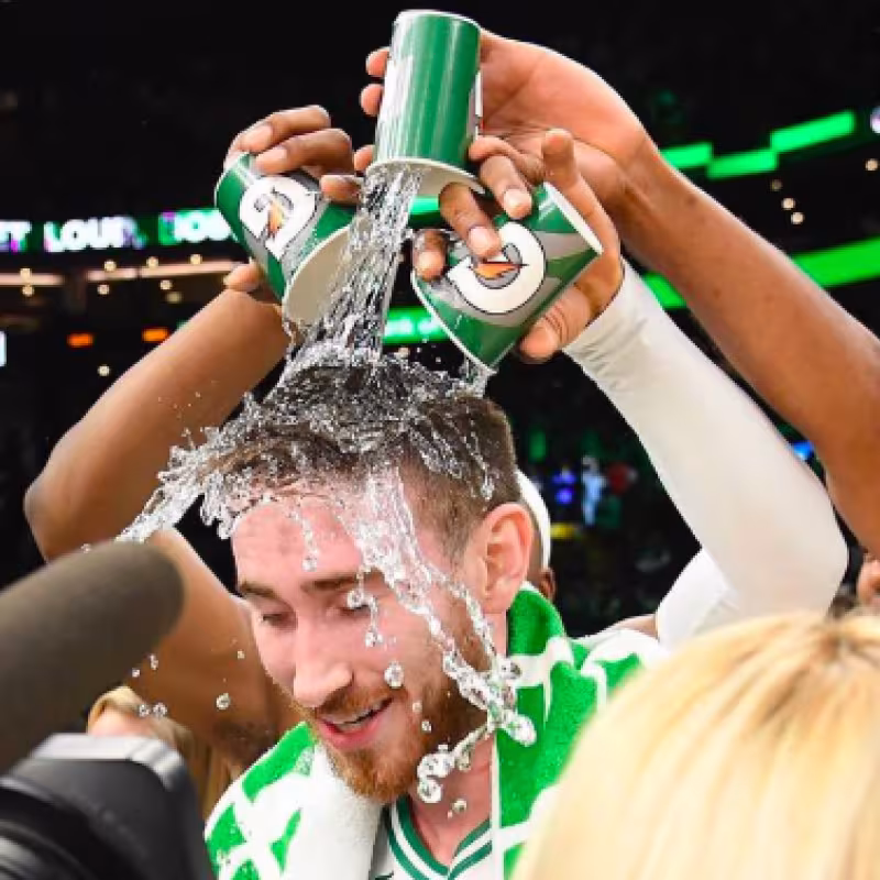 Gordon Hayward, agasajado por sus compañeros tras su fenomenal actuación ante los Wolves.