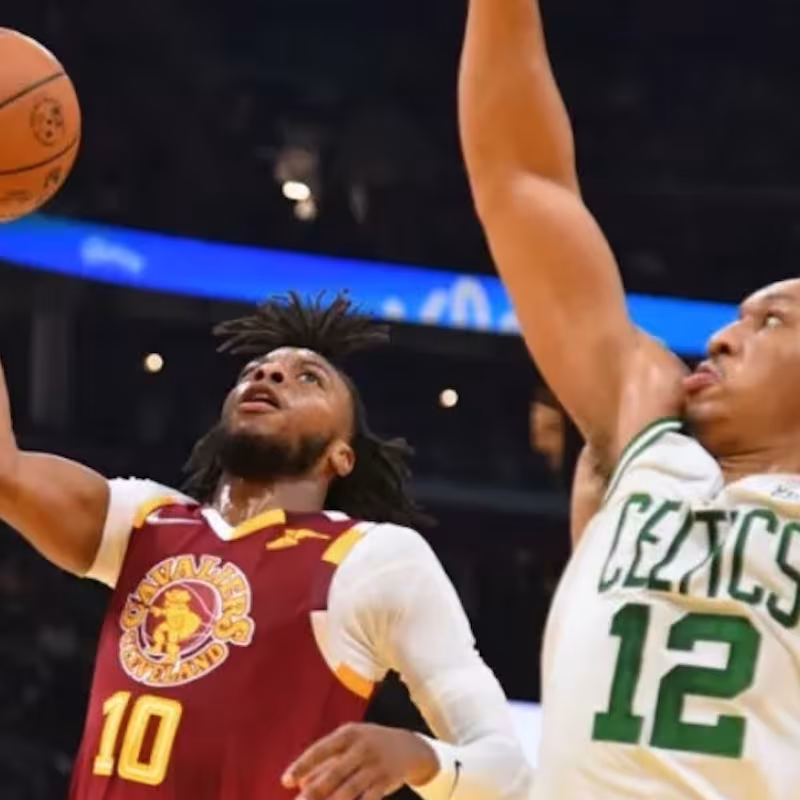Grant Williams y Darius Garland en un partido de temporada regular.