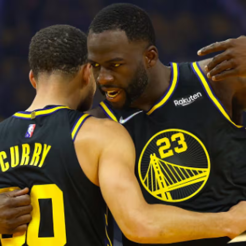 Draymond Green y Stephen Curry, jugadores de Golden State Warriors.