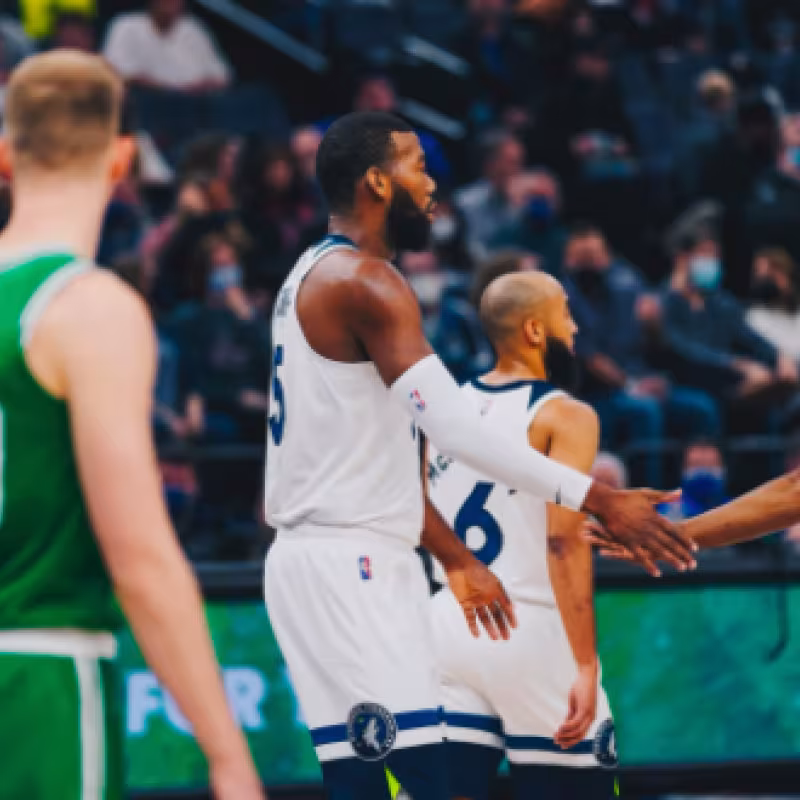 Jaylen Nowell y ¡Greg Monroe! lideran a los Wolves ante los Celtics