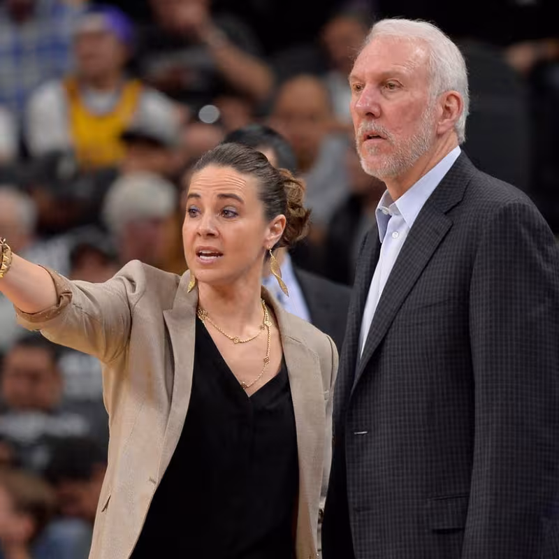 Gregg Popovich y Becky Hammon, en un partido de San Antonio Spurs.